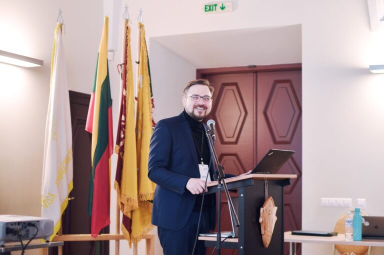 Ką reiškia vadovauti vienai seniausių ir gausiausių lietuviškų organizacijų? Įžvalgos iš Brigitos Čiužaitės pokalbio su Ateitininkų federacijos pirmininku Vyčiu Turoniu