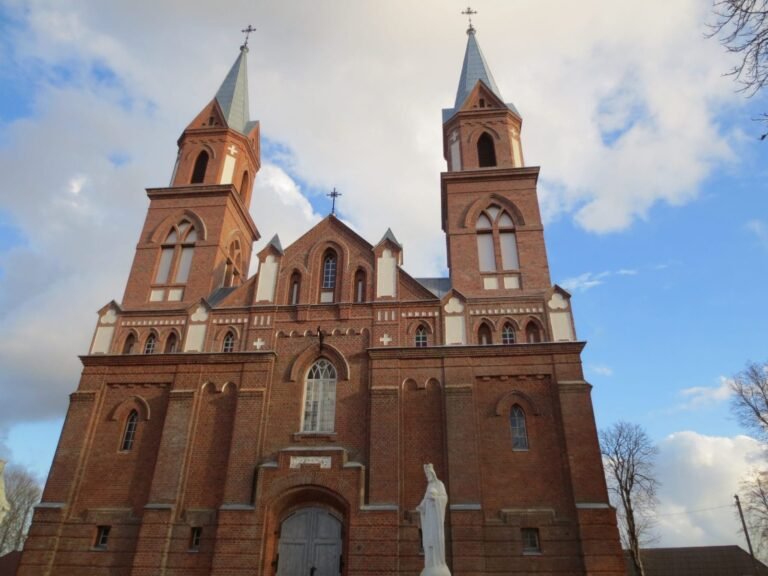 Sutvarkyti tarsi ylos smailūs Ylakių bažnyčios bokštai
