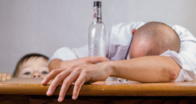 Su alkoholio vartojimu siejamos 3033 mirtys