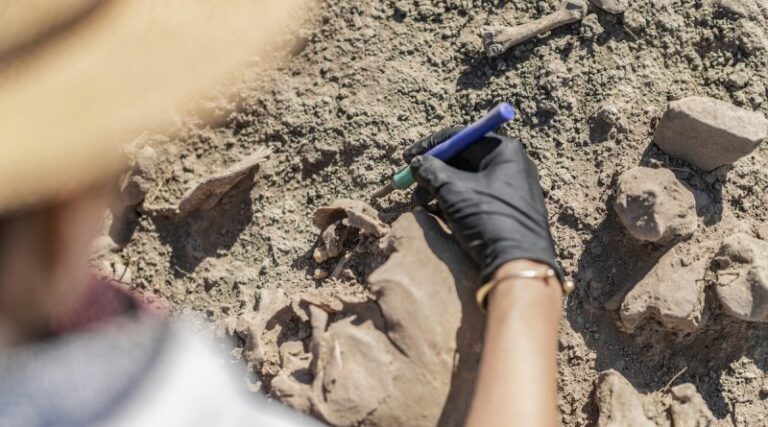 Archeologas ant romėnų kalėjimo Korinte grindų aptiko krikščionių kalinių užrašus