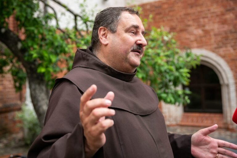 Brolis pranciškonas A. Peškaitis apie Vilniaus Kalėdų eglę –  pasityčiojimas iš Kalėdų