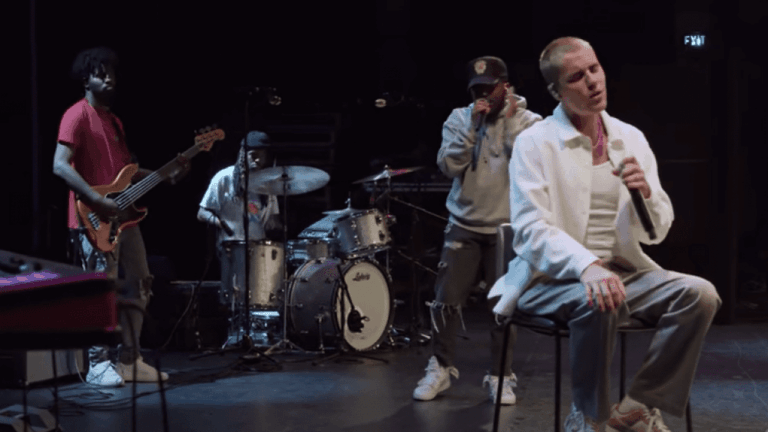 Jaunimo numylėtinis Justinas Bieberis naujose dainose šlovina Dievą