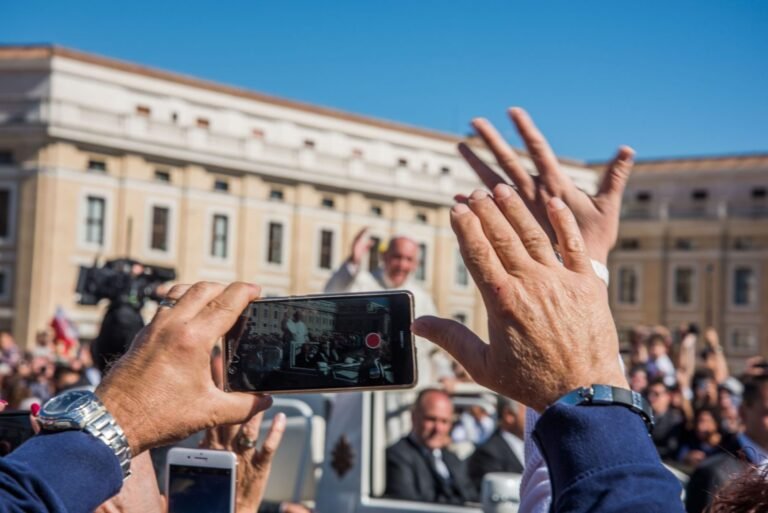 Telefono skambutis sutrikdė popiežiaus bendravimą su tikinčiaisiais