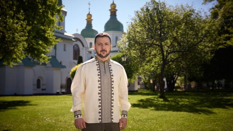 Dievas turi ant peties ševroną su Ukrainos vėliava – Ukrainos prezidentas Volodymyras Zelenskis