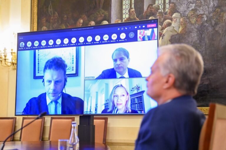 Šalies vadovas su ekspertais aptarė, kokį poveikį turėtų mokami testai darbuotojams