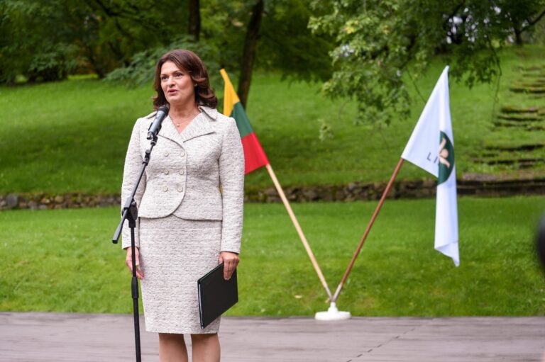 Pirmoji ponia D. Nausėdienė susitiko su lietuvių diasporos jaunimu: kurkime stiprią Lietuvą