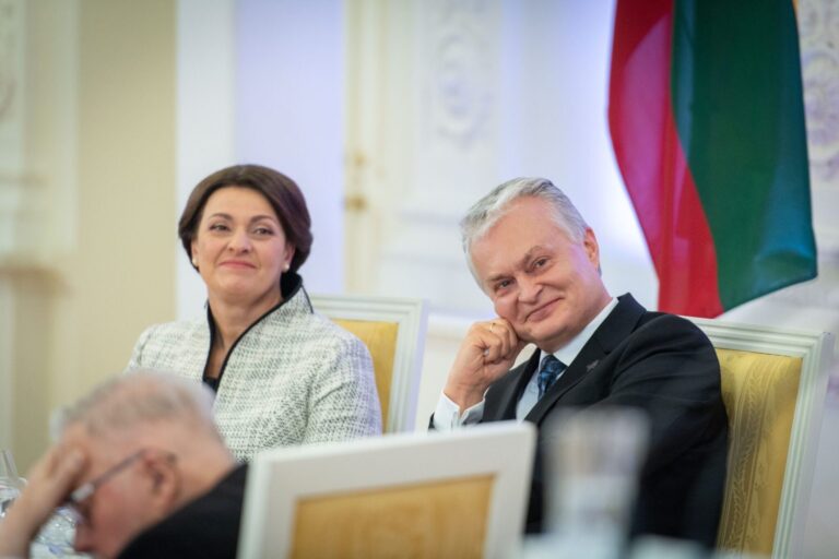 Prezidentas su pirmąja ponia padėkojo nepagydomus žmones slaugantiems hospiso darbuotojams