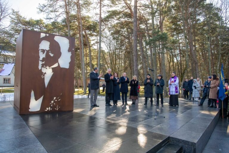 Palangoje atidengtas paminklas Antanui Smetonai, dalyvavo prezidentas