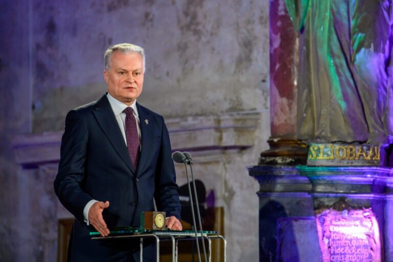 Valdantieji sutinka didinti NPD, tačiau Prezidento siūlomą 100 eurų išmoką vadina „pernelyg ankstyva” priemone