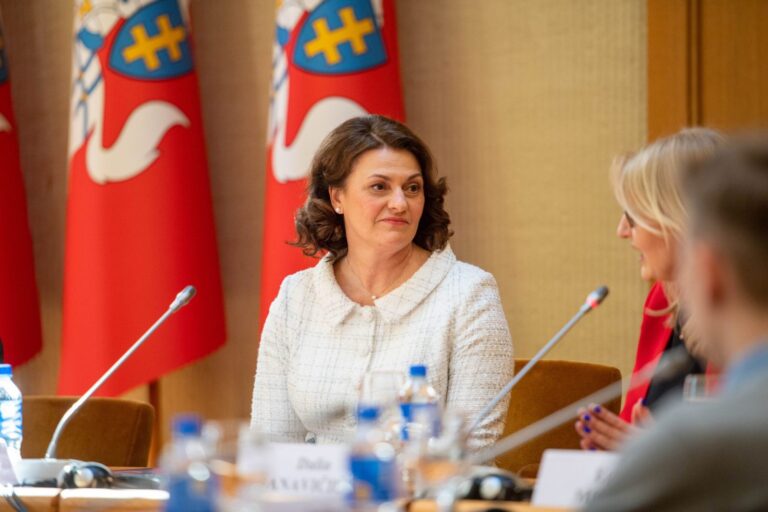 D. Nausėdienė su lituanistinės stovyklos dalyviais diskutavo apie lietuviškąją tapatybę