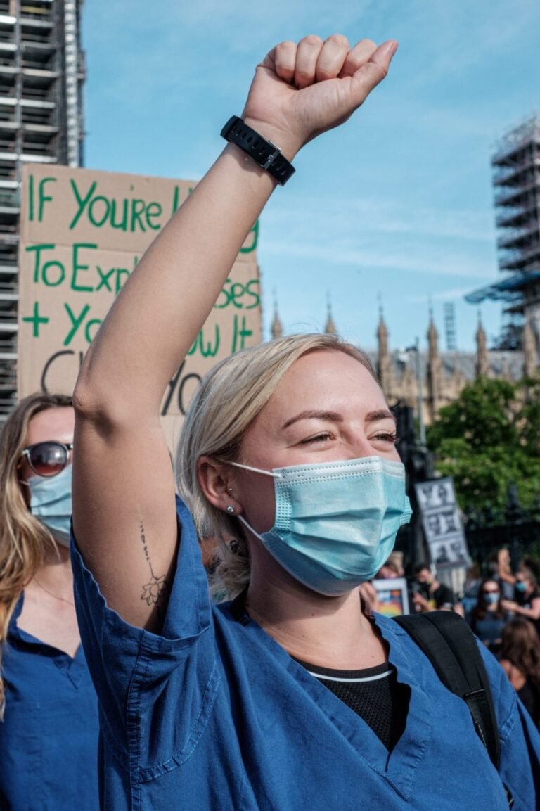 Graikijos sveikatos priežiūros darbuotojai protestavo prieš privalomą skiepijimą