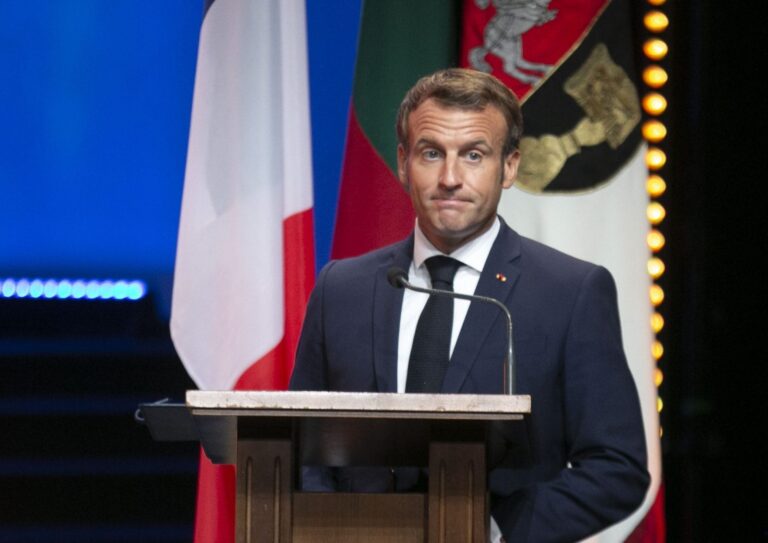 E. Macronas teigia, kad nevakcinuoti asmenys nėra piliečiai, žada juos „užknisti”