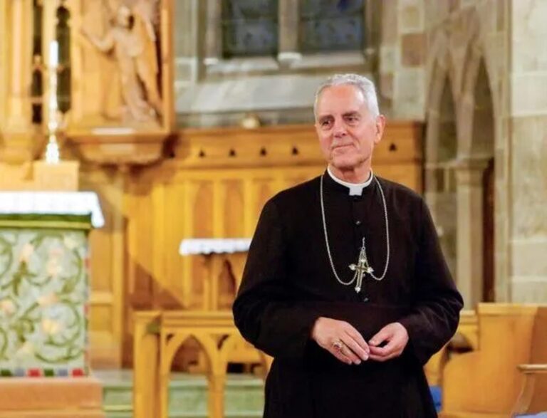 Mirė vyskupas Richardas Williamsonas, kuris buvo du kartus ekskomunikuotas