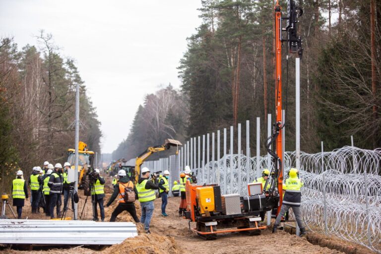 Vyriausybė atsisako išimties dėl migrantų apgręžimo, kurią Seimas numatė įstatyme
