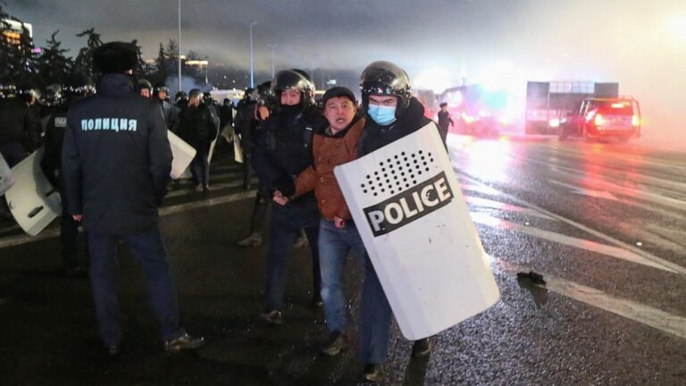 Protestuotojai Kazachstane: „Senį lauk!”