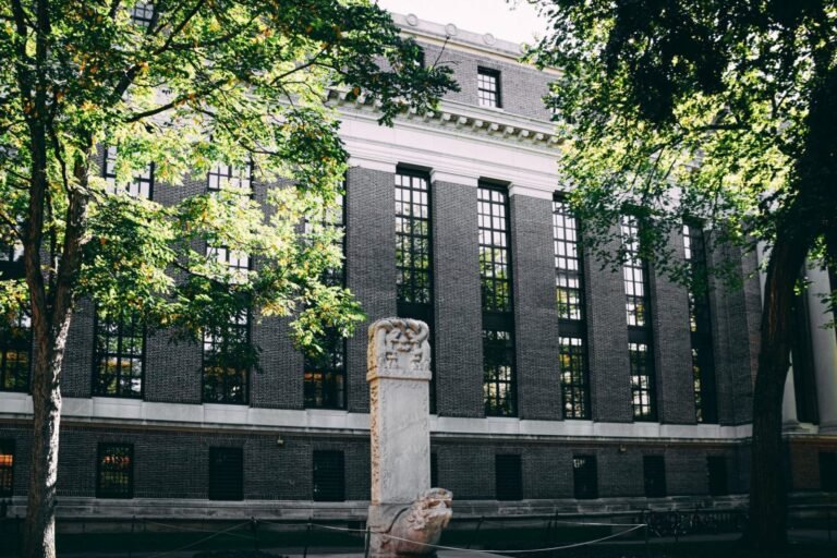 Pirmą kartą istorijoje ateistas tapo vyriausiuoju Harvardo universiteto kapelionu