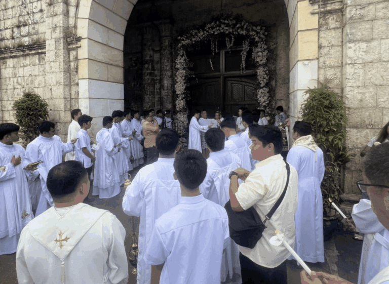 Po išniekinimo atidaryta Filipinų bažnyčia