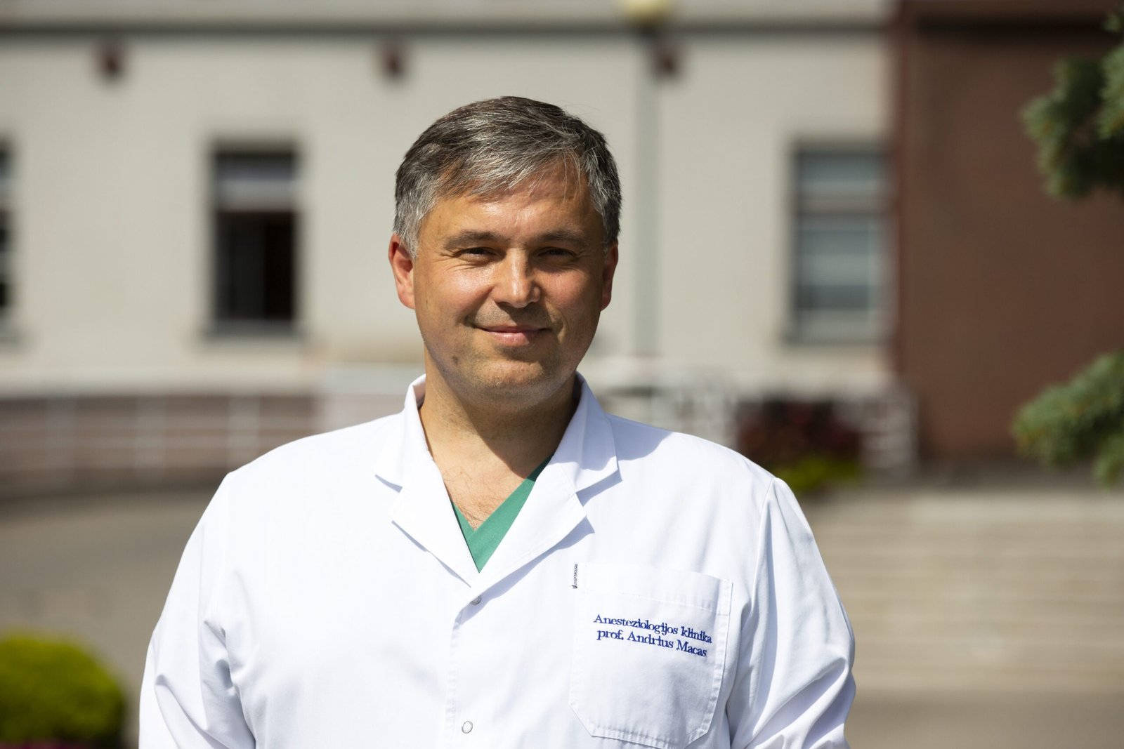 Prof. dr. Andrius Macas šypsosi