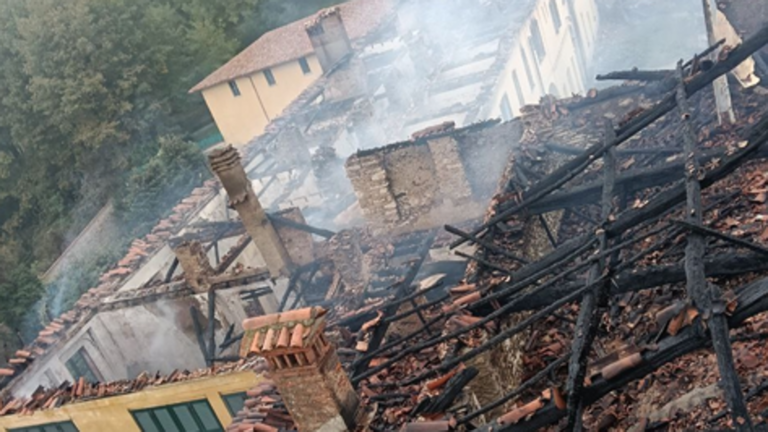 Gaisras nuniokojo istorinį vienuolyną šiaurės Italijoje