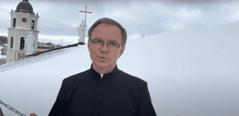 Vilniaus arkikatedros administratorius kun. Virginijus Česnulevičius dėkoja už aukas katedros stogui (vaizdo įrašas)
