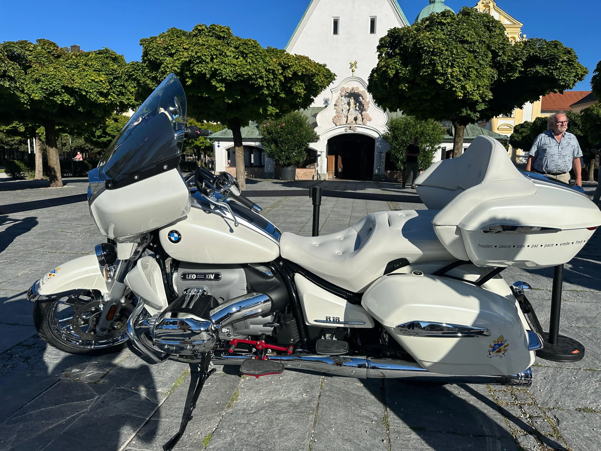Pagal užsakymą pagamintas BMW R 18 popiežiškas motociklas, kurį popiežiui Leonui XIV padovanojo krikščionių Jėzaus baikerių klubas, stovi prie Šv. Magdalenos bažnyčios Altetinge, Vokietijoje, 2025 m. rugpjūčio 31 d., sekmadienį.