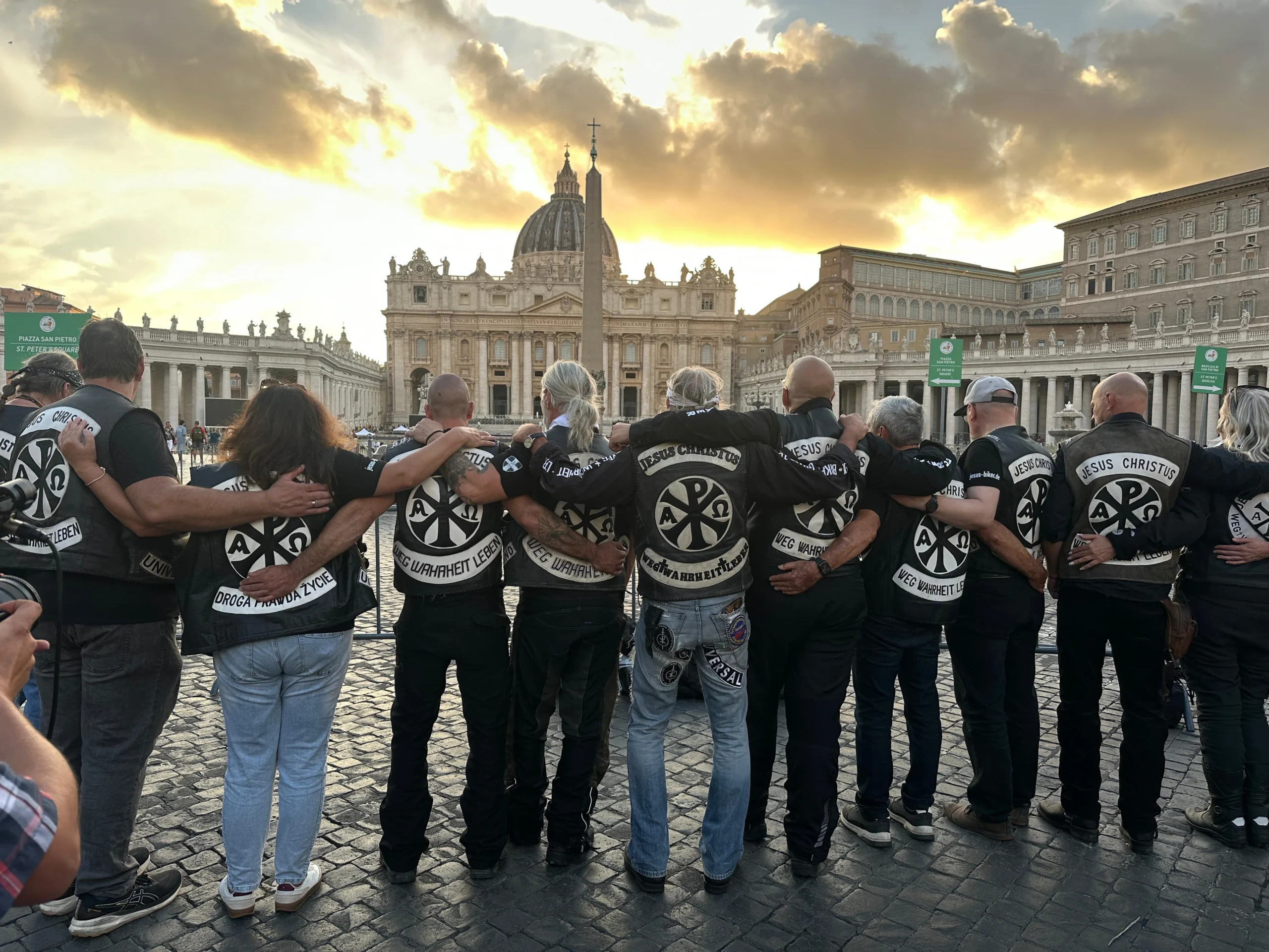 Jėzaus baikerių klubo nariai susikibę už rankų stovi Šventojo Petro aikštėje trečiadienį, 2025 m. rugsėjo 3 d.