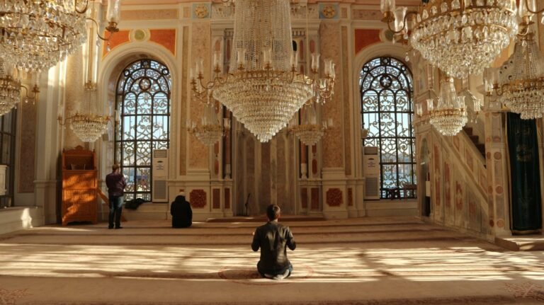 Krikščionių pasaulyje daugėja, bet musulmonų ir hinduistų skaičius auga sparčiau