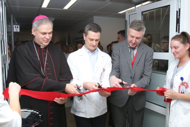 Panevėžio vyskupas Linas Vodopjanovas pašventino naujas patalpas Panevėžio ligoninėje