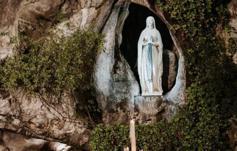 Iš Lurdo grotos vėl sklinda malda už pasaulį