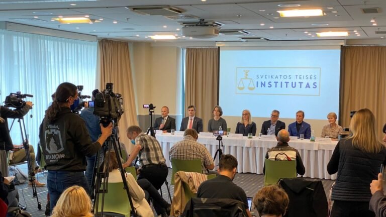 Susivieniję medicinos ir teisės specialistai: taikomos pandemijos valdymo priemonės gali atnešti didesnę žalą nei naudą