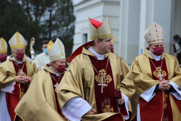 Lietuvos vyskupai kviečia melstis už taiką šalyje ir Europoje
