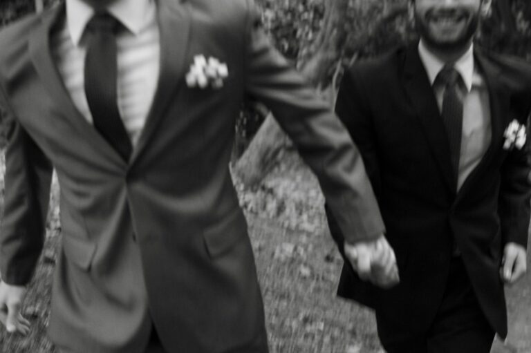 Nuteistas vilnietis už homoseksualių asmenų diskriminavimą, kabinėjosi, kad vaikšto susikibę rankomis