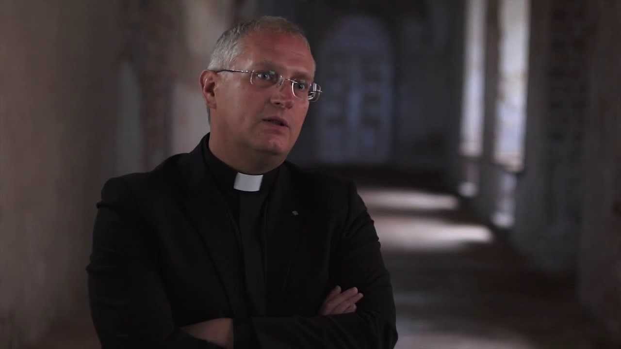 sakramentų liturgijos žinovas kunigas Artūras Kazlauskas kalba