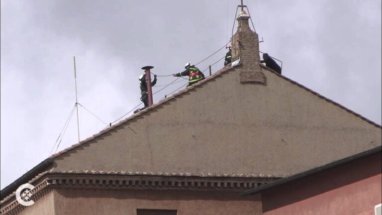 Vatikanas ruošiasi – ugniagesiai ant Siksto koplyčios stogo įrengė kaminą, skirtą popiežiaus rinkimams