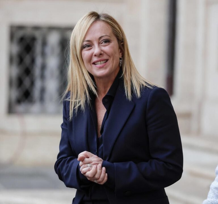 Giorgia Meloni oficialiai tapo naująja Italijos premjere