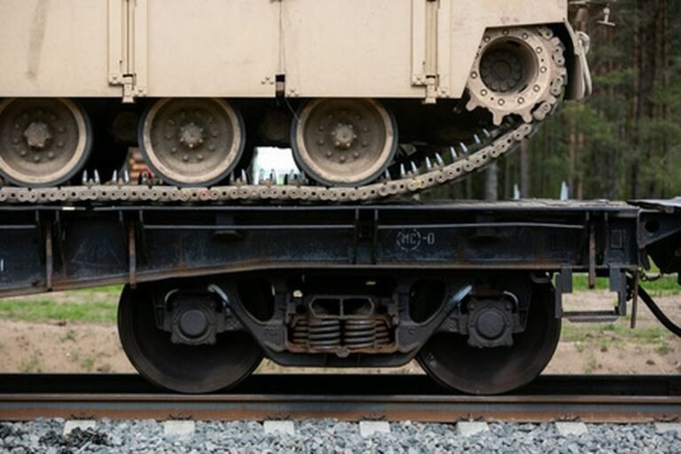 J. Borrellis: aplink Ukrainą ir Kryme sutelkta per 150 tūkst. rusų karių