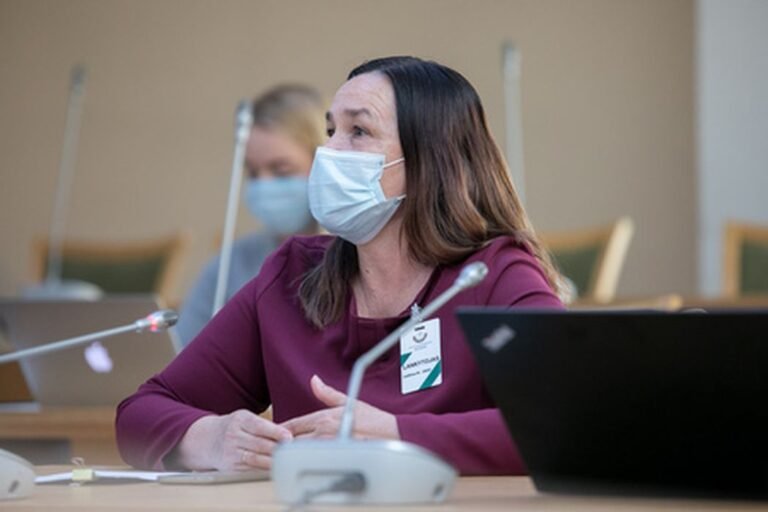 Premjerės patarėja: nepasiskiepijusieji galėtų būti gydomi namuose