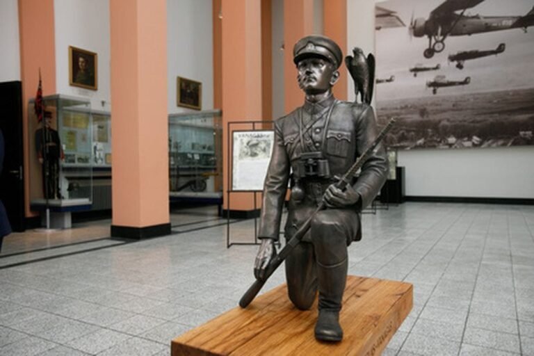 Kaune visuomenei pristatyta skulptūra partizanų vadui A. Ramanauskui-Vanagui