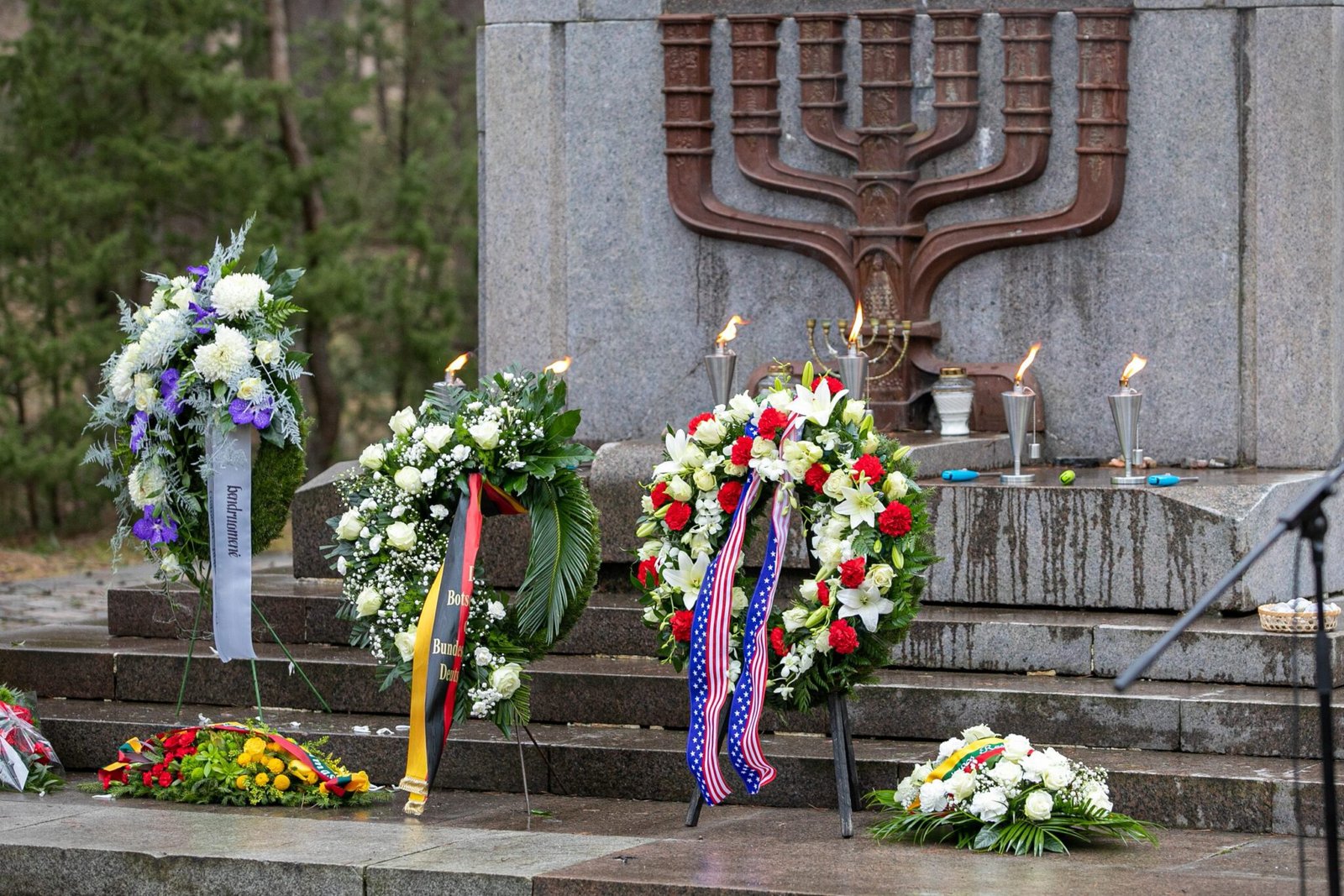 Panerių memoriale Vilniuje minima Holokausto ir heroizmo atminimo dien