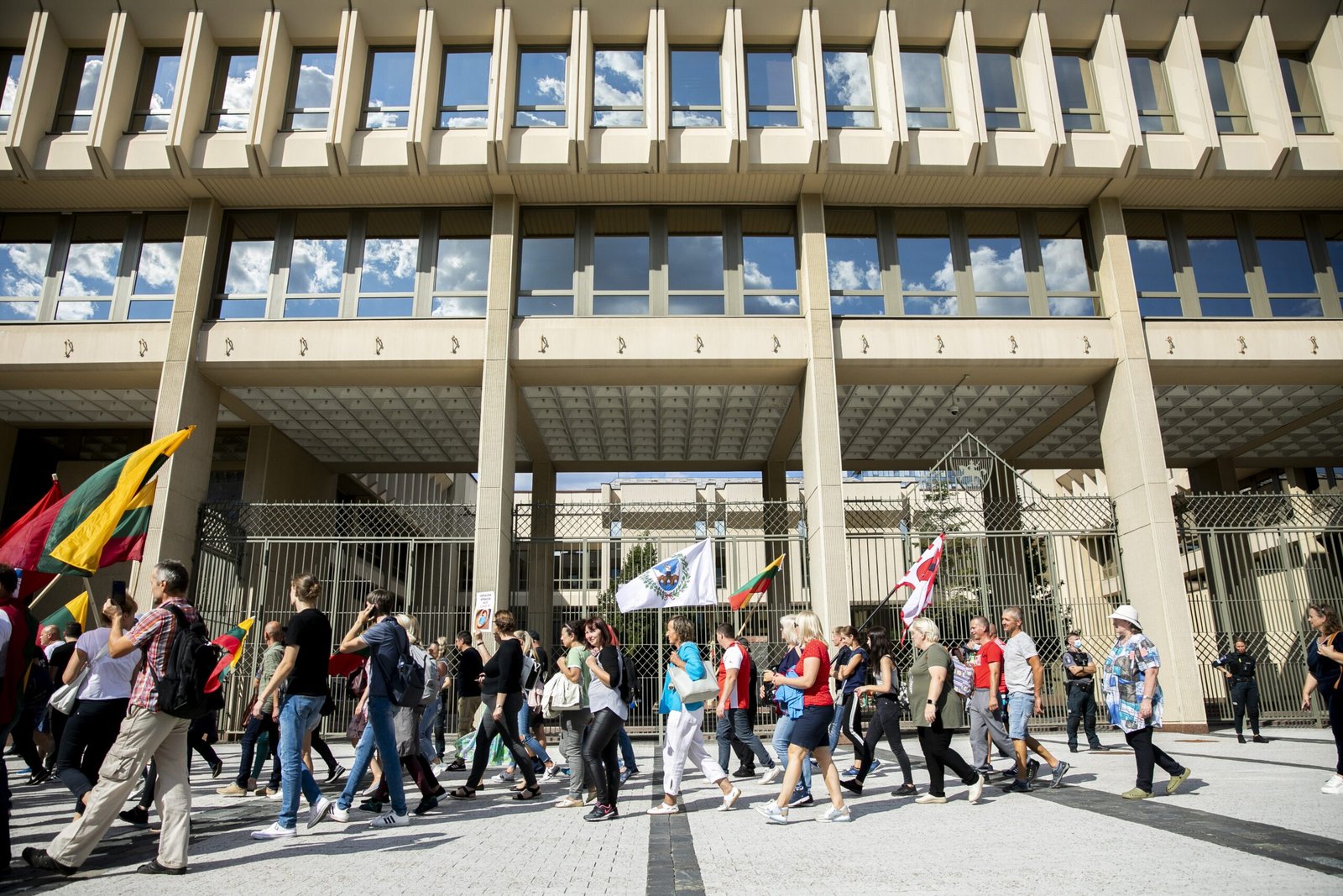 Mitinguotojai priartėjo prie Seimo