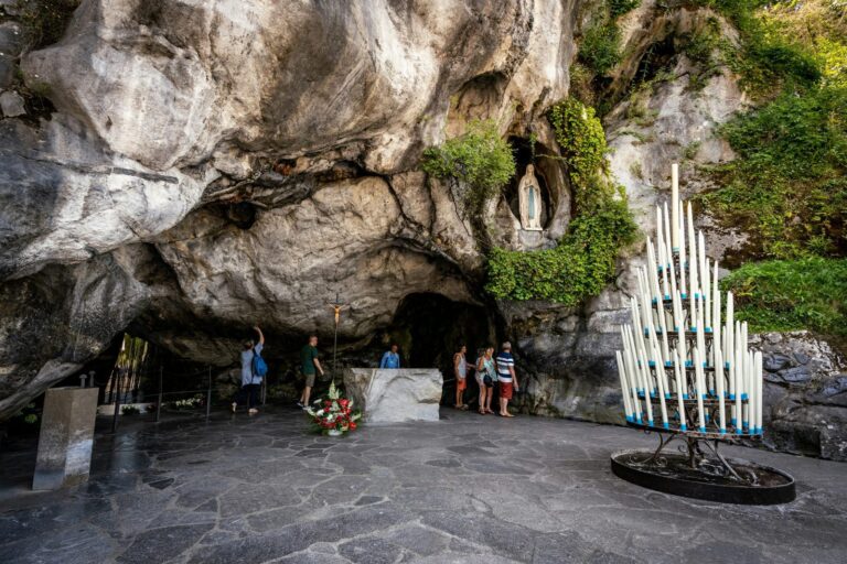 Lurde užfiksuotas galimas stebuklas: visiškai akla piligrimė praregėjo