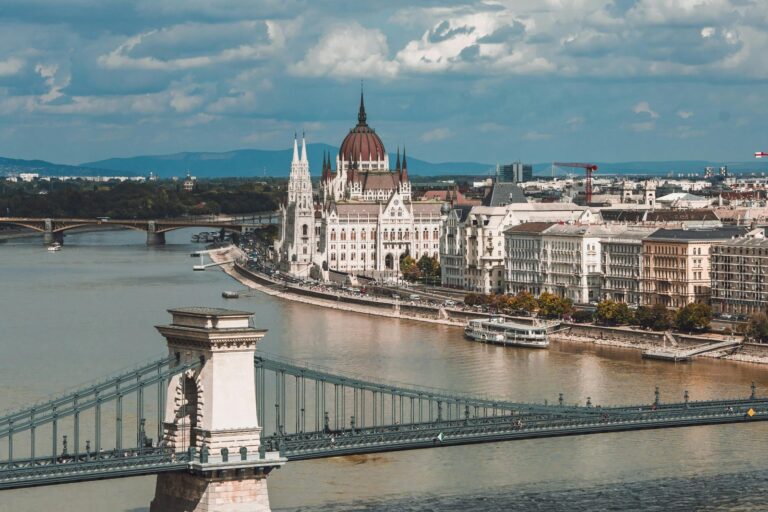 Vengrijos parlamentas priėmė konstitucijos pataisą, kuri leistų vyriausybei uždrausti LGBT renginius