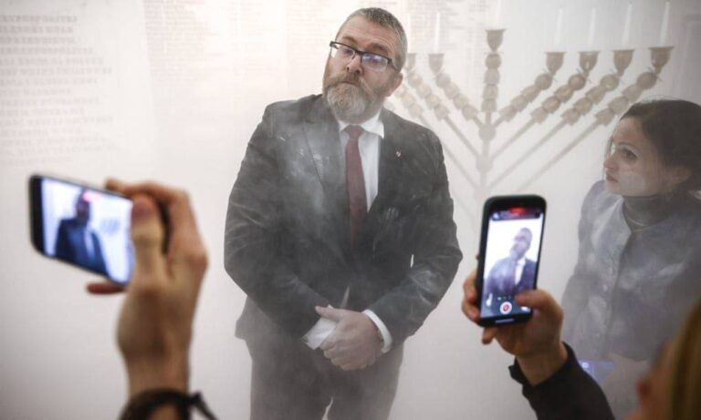 Lenkijos parlamentaras Seime užgesino žydų Chanukos žvakes, tikino kovojantis prieš satanizmą