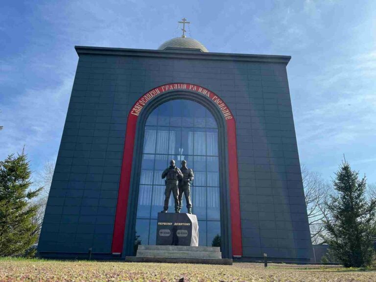 Rusijoje Prigožinui skirtas paminklas su citata apie Kristų buvo atidengtas koplyčios teritorijoje
