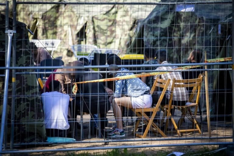 Policija atlieka tyrimus dėl vagysčių, plėšimų, kūno sužalojimų migrantų stovyklose