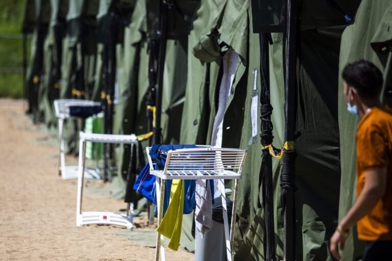 Keliolika žmonių prie ministerijos protestavo prieš migrantų apgyvendinimą Dieveniškėse