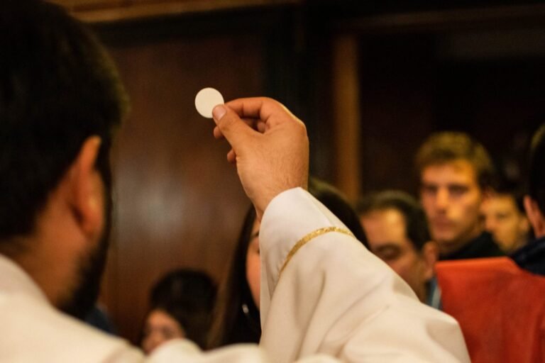 Italijos vyskupas uždraudė neskiepytiems kunigams dalyti Komuniją