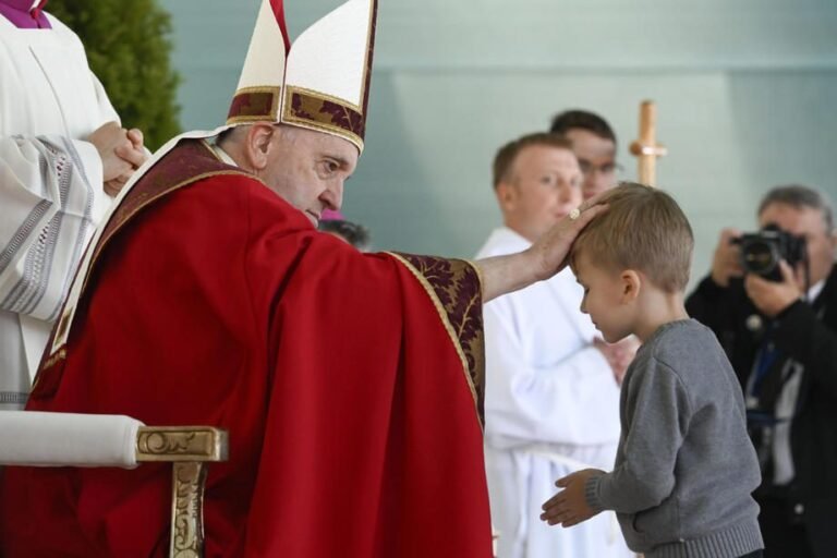 Iš Kristaus kryžiaus mokomės meilės, o ne neapykantos – popiežius