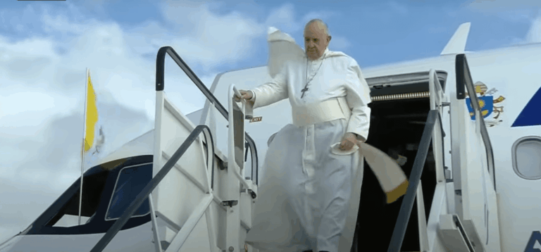 Popiežius Pranciškus suklupo ant lėktuvo laiptų