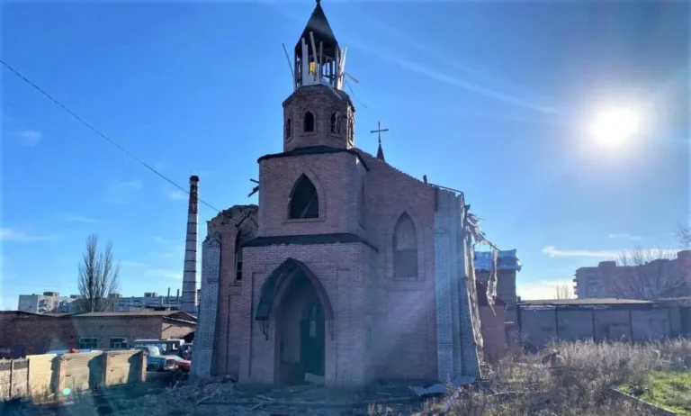 Rusijos kariuomenė Ukrainoje apšaudė katalikų bažnyčią